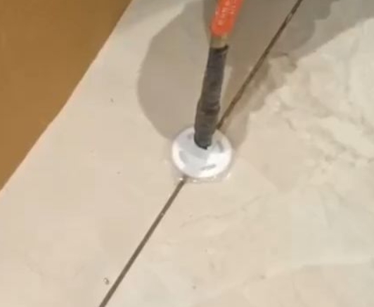 定襄瓷砖空鼓维修公司专业解答瓷砖在铺贴过程中，如果没有涂抹均匀到位的粘结材料（如水泥砂浆或瓷砖胶），可能会导致以下问题